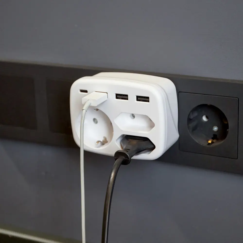 Фото 3 Разветвитель Rexant 3 розетки с заземлением 5 USB USB Type-C цвет белый Фото 3 Разветвитель Rexant 3 розетки с заземлением 5 USB USB Type-C цвет белый