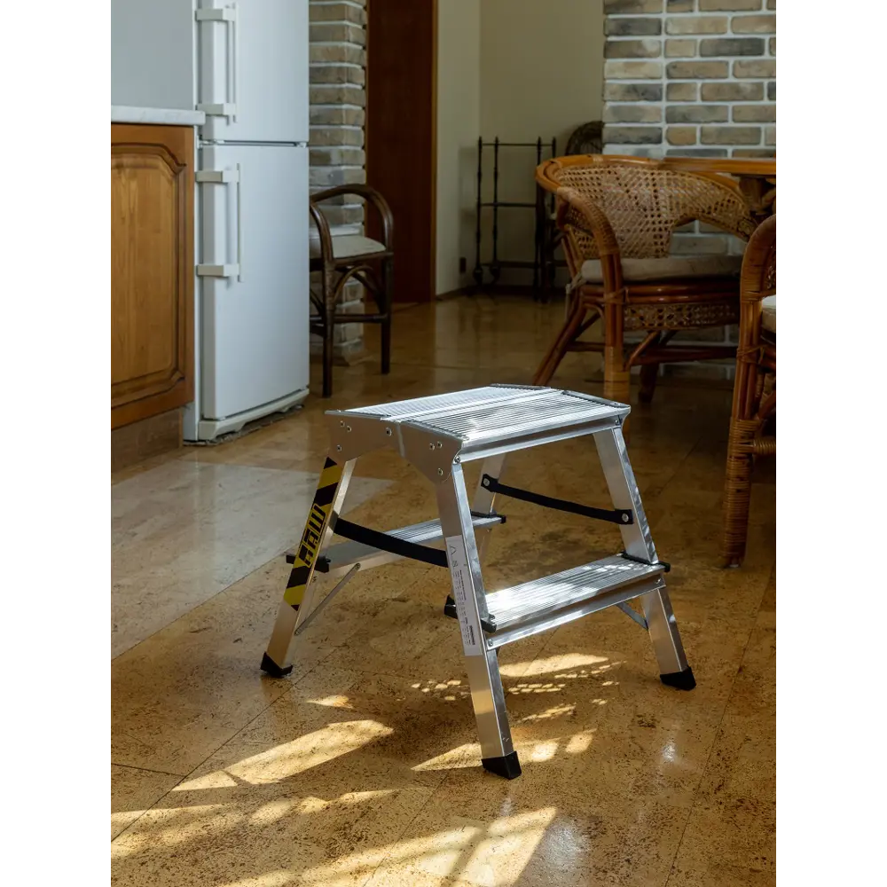 Фото Стремянка алюминиевая Наш 111505 2 ступени, максимальная нагрузка 150 кг, двухсторонняя Фото Стремянка алюминиевая Наш 111505 2 ступени, максимальная нагрузка 150 кг, двухсторонняя