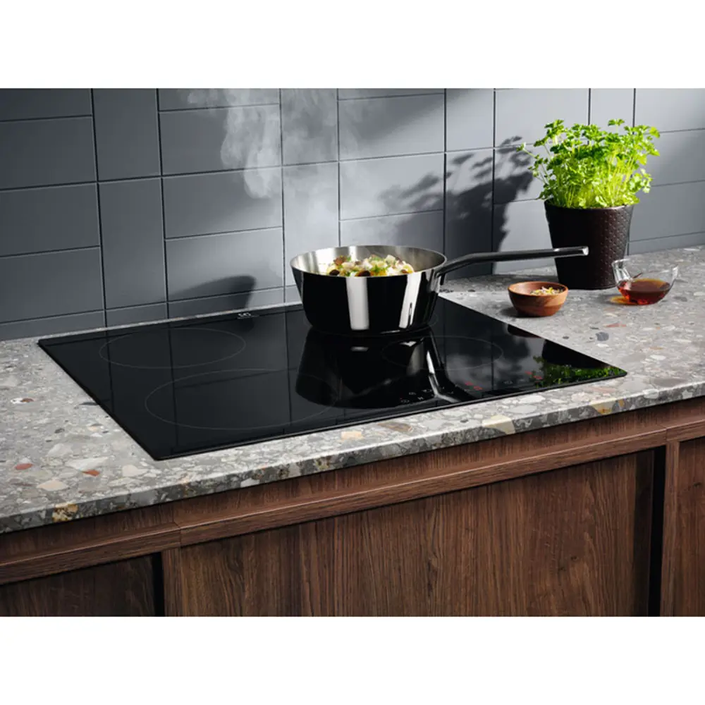 Фото 4 Электрическая варочная панель Electrolux LIR60433 59 см 4 конфорки цвет черный Фото 4 Электрическая варочная панель Electrolux LIR60433 59 см 4 конфорки цвет черный