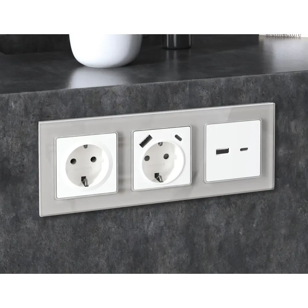 Фото 2 Накладка для розетки с заземлением Ambrella volt Alfa AP1260 цвет белый матовый Фото 2 Накладка для розетки с заземлением Ambrella volt Alfa AP1260 цвет белый матовый