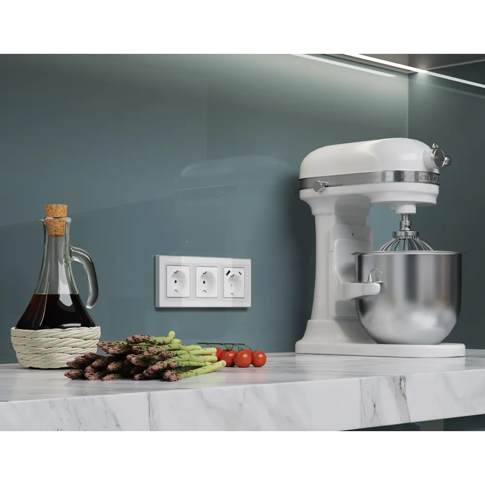 Фото 2 Накладка для розетки с заземлением со шторками 2USB A+C Ambrella volt Alfa AP1100 цвет белый глянец Фото 2 Накладка для розетки с заземлением со шторками 2USB A+C Ambrella volt Alfa AP1100 цвет белый глянец