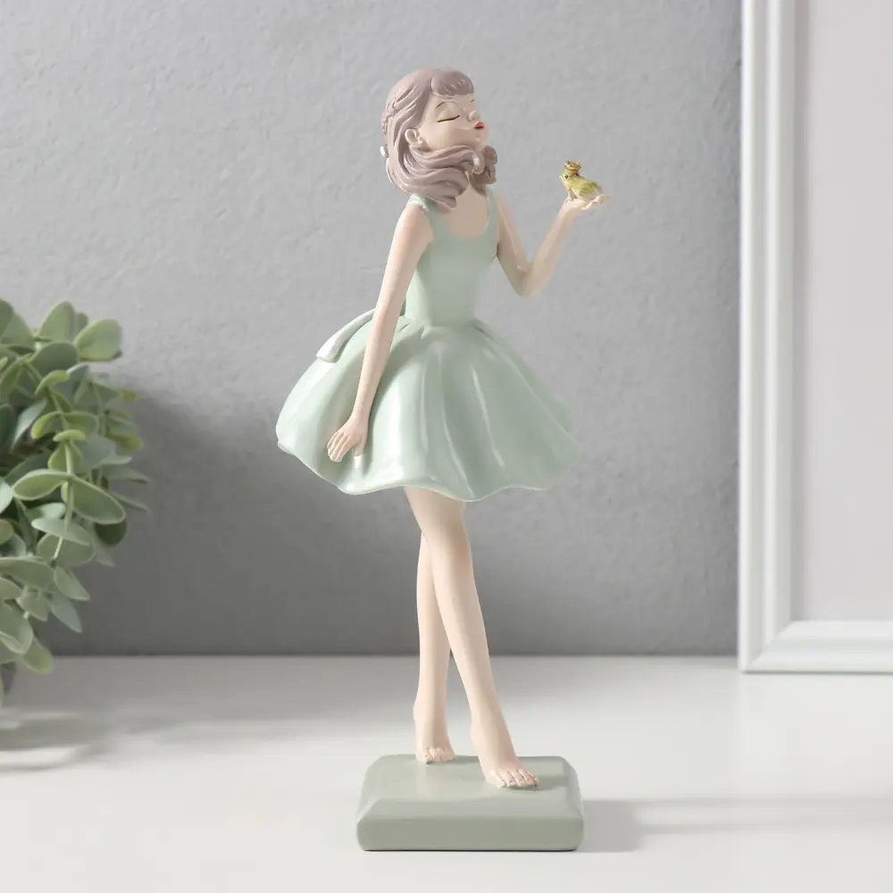 Фото 4 Сувенир полистоун Влюблённая в принца-лягушку девушка 11х10х24 см 10421056