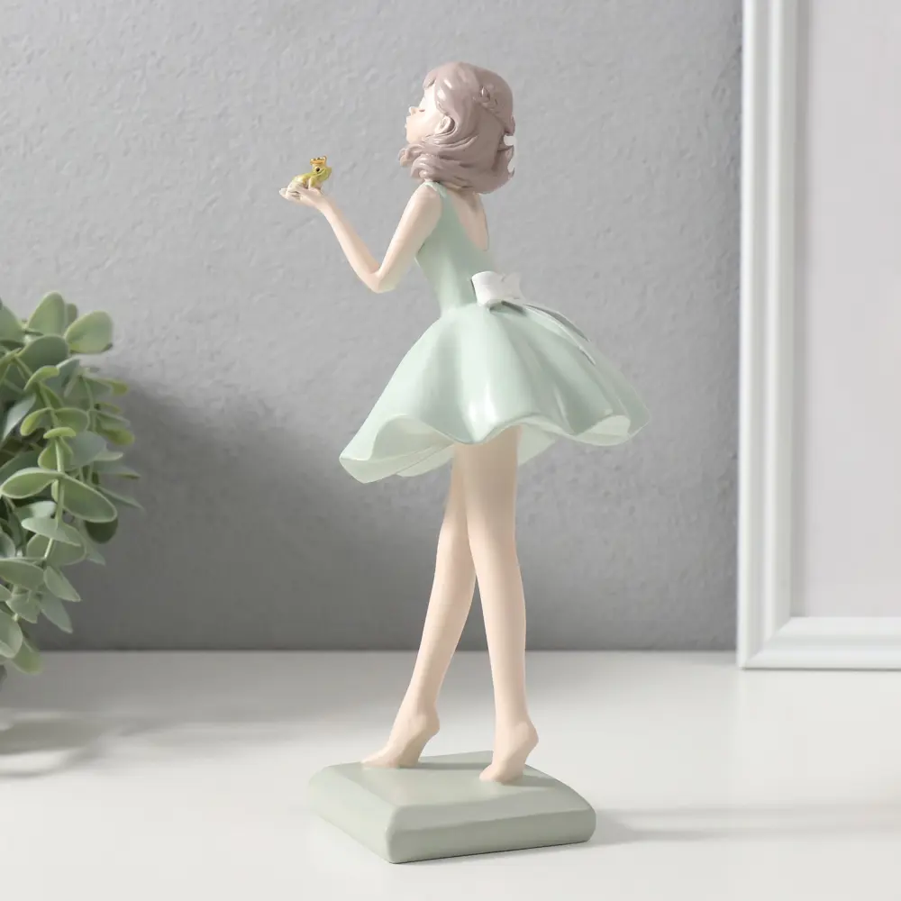 Фото 2 Сувенир полистоун Влюблённая в принца-лягушку девушка 11х10х24 см 10421056