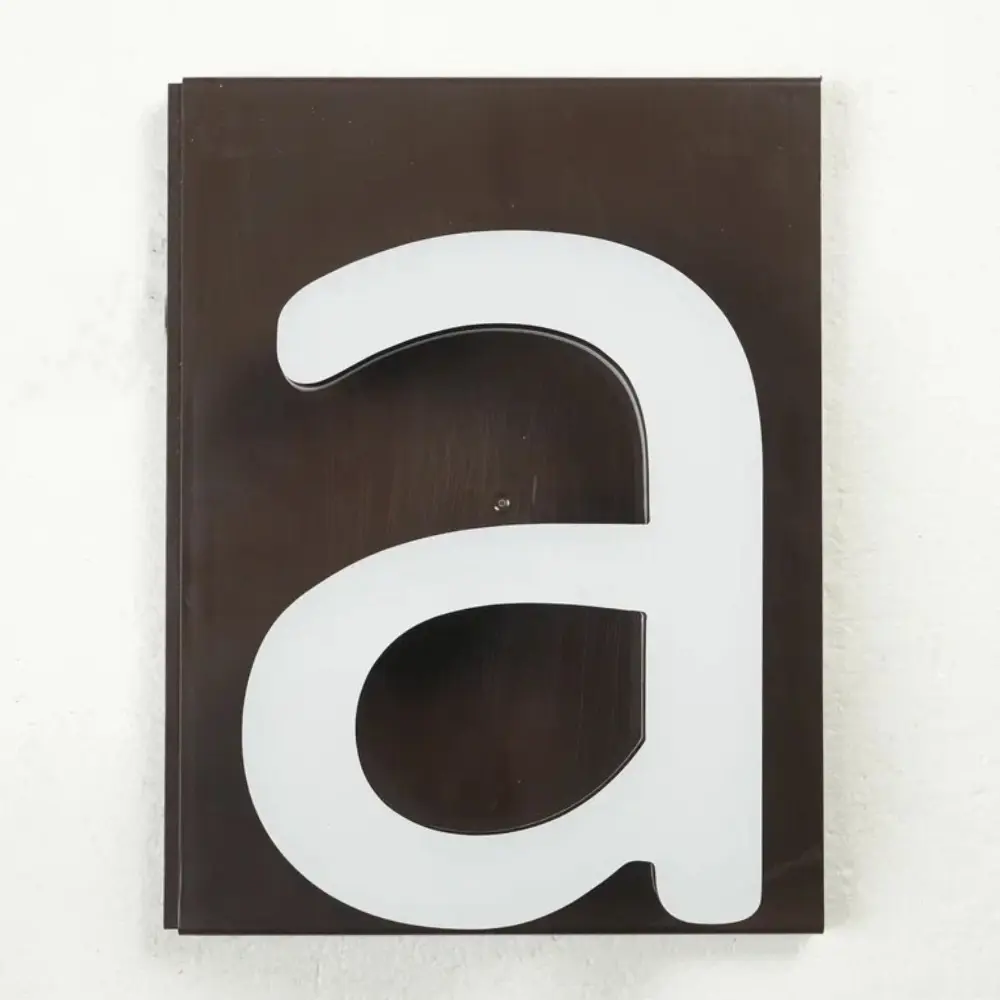Фото Адресная табличка на дом PINЛайт буква строчная "а" коричневая подложка c объемной холодной подсветкой Фото Адресная табличка на дом PINЛайт буква строчная "а" коричневая подложка c объемной холодной подсветкой