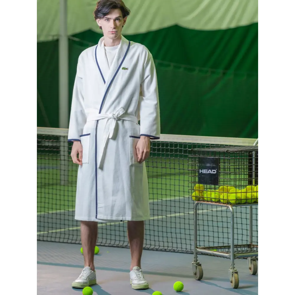 Фото Мужской халат махровый Lacoste Super Boy Blanc S/M цвет белый Фото Мужской халат махровый Lacoste Super Boy Blanc S/M цвет белый