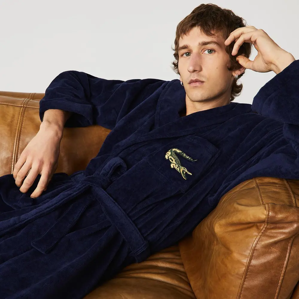 Фото Халат с шалью Lacoste Rene Marine L цвет темно-синий Фото Халат с шалью Lacoste Rene Marine L цвет темно-синий