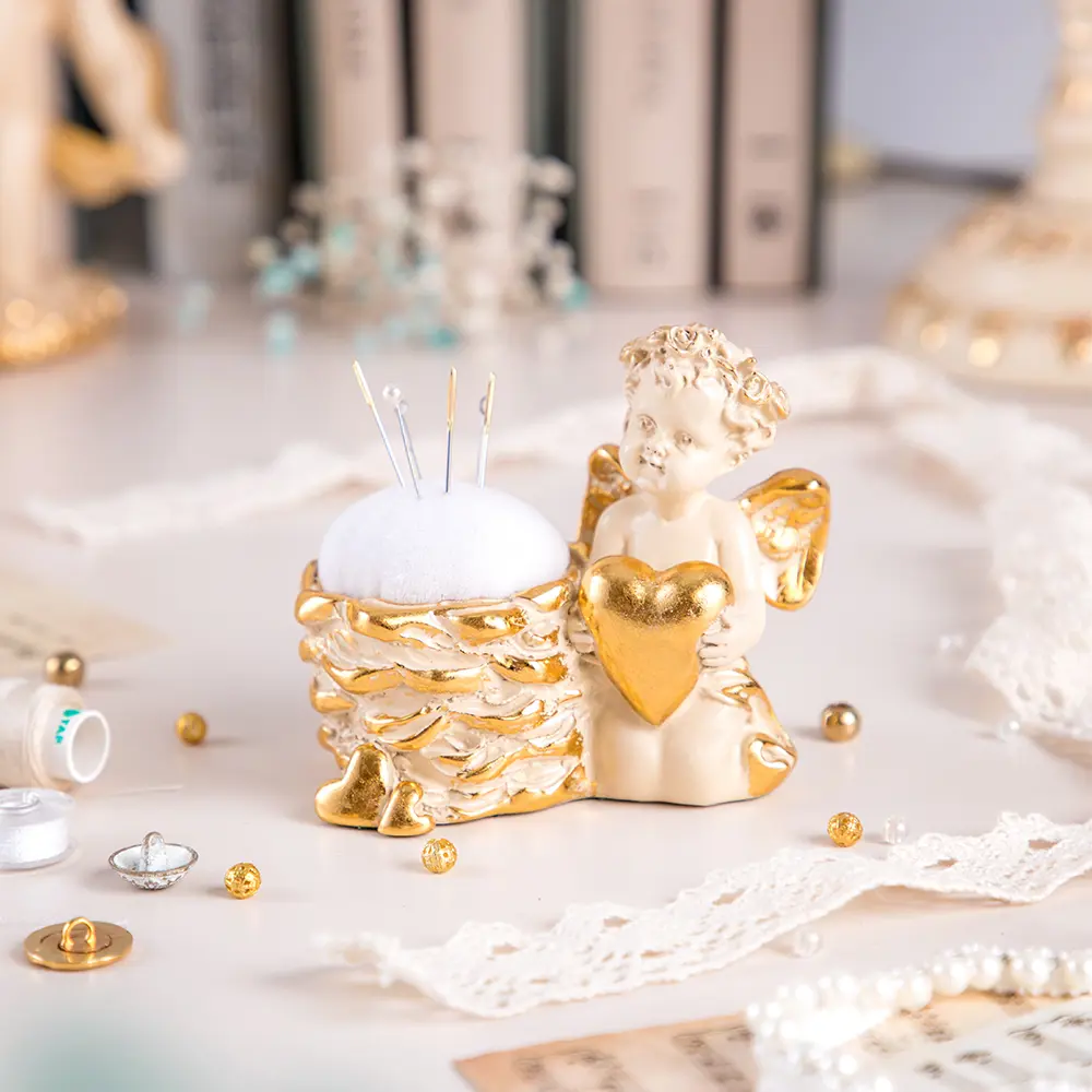 Фото 2 Сувенирная игольница для рукоделия и шитья Bogacho Ангел Ин Лав из литьевого мрамора кремового цвета Фото 2 Сувенирная игольница для рукоделия и шитья Bogacho Ангел Ин Лав из литьевого мрамора кремового цвета