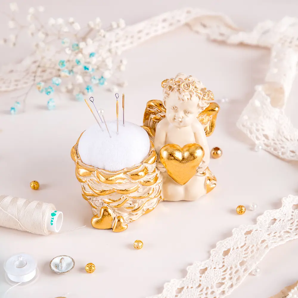 Фото 3 Сувенирная игольница для рукоделия и шитья Bogacho Ангел Ин Лав из литьевого мрамора кремового цвета Фото 3 Сувенирная игольница для рукоделия и шитья Bogacho Ангел Ин Лав из литьевого мрамора кремового цвета