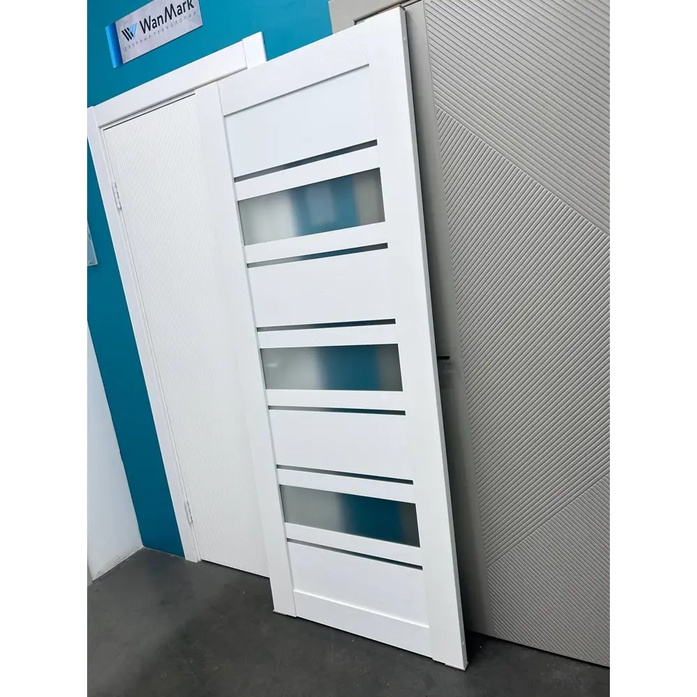 Фото 4 Комплект межкомнатной двери Wanmark D29 остеклённая 200x90см ПВХ цвет белый бланко с коробом и наличниками Фото 4 Комплект межкомнатной двери Wanmark D29 остеклённая 200x90см ПВХ цвет белый бланко с коробом и наличниками