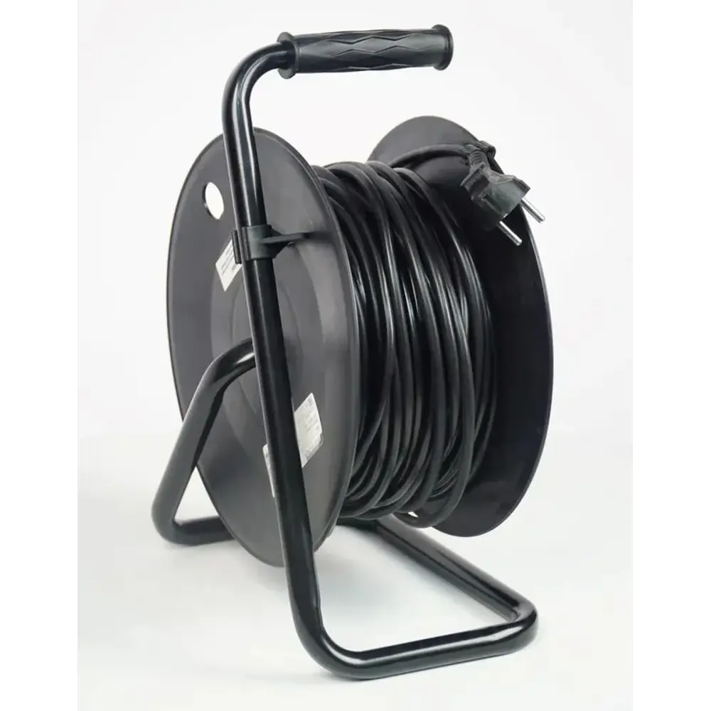 Фото Удлинитель на катушке Generica WKP20-16-04-20-G 4 розетки с заземлением 3x1.5 мм 20 м 2500 Вт цвет черный