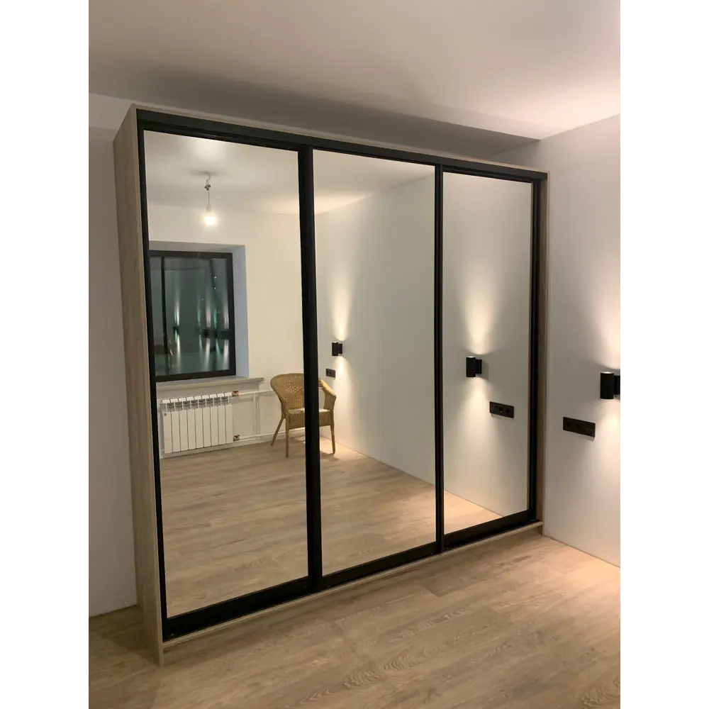 Фото 4 Шкаф-купе Клевер Атина с 3 дверями 240x270х45 см 9 полок ЛДСП цвет дуб крафт серый зеркальный Фото 4 Шкаф-купе Клевер Атина с 3 дверями 240x270х45 см 9 полок ЛДСП цвет дуб крафт серый зеркальный
