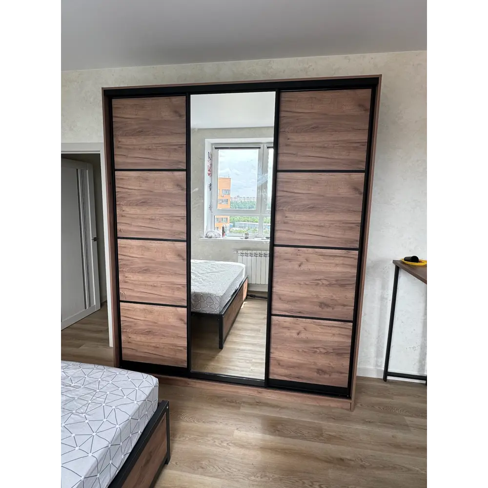 Фото 5 Шкаф-купе Клевер Атина с 3 дверями и зеркалом 240x250х45 см 9 полок ЛДСП цвет дуб крафт табак Фото 5 Шкаф-купе Клевер Атина с 3 дверями и зеркалом 240x250х45 см 9 полок ЛДСП цвет дуб крафт табак