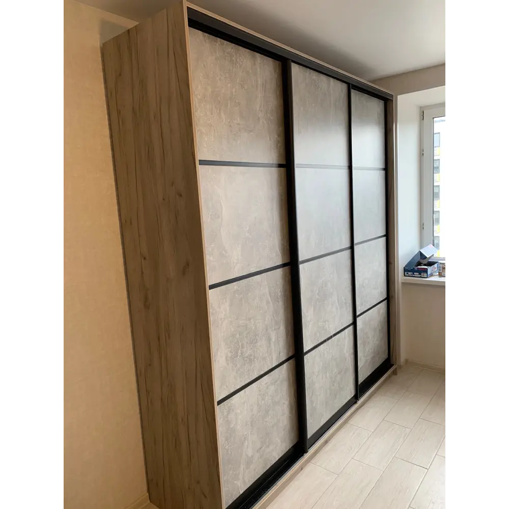 Фото 4 Шкаф-купе Клевер Атина с 3 дверями 240x200х45 см 9 полок ЛДСП цвет дуб крафт серый/бетон серый Фото 4 Шкаф-купе Клевер Атина с 3 дверями 240x200х45 см 9 полок ЛДСП цвет дуб крафт серый/бетон серый