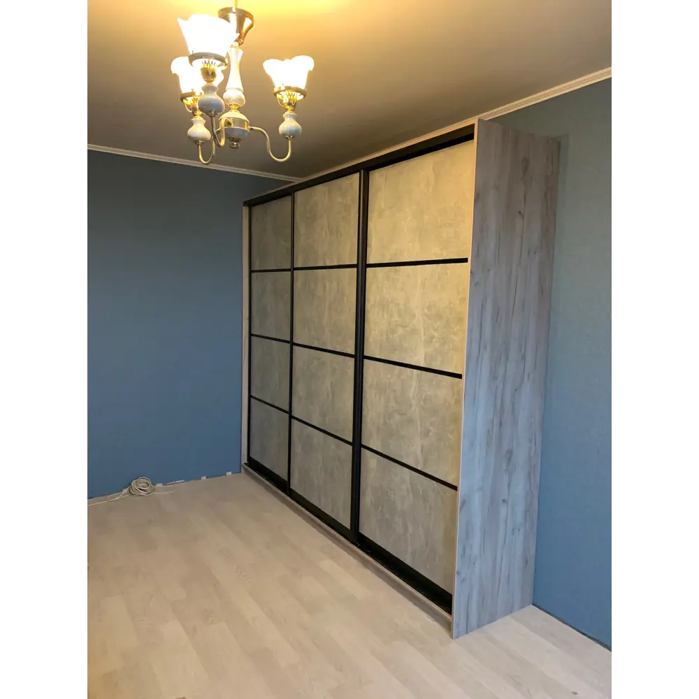 Фото 5 Шкаф-купе Клевер Атина с 3 дверями 240x200х45 см 9 полок ЛДСП цвет дуб крафт серый/бетон серый Фото 5 Шкаф-купе Клевер Атина с 3 дверями 240x200х45 см 9 полок ЛДСП цвет дуб крафт серый/бетон серый