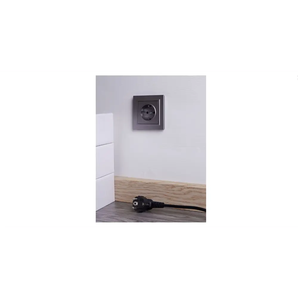 Фото 8 Розетка встраиваемая Iek Brite BR-R14-16-K46-F с заземлением и со шторками цвет сталь Фото 8 Розетка встраиваемая Iek Brite BR-R14-16-K46-F с заземлением и со шторками цвет сталь