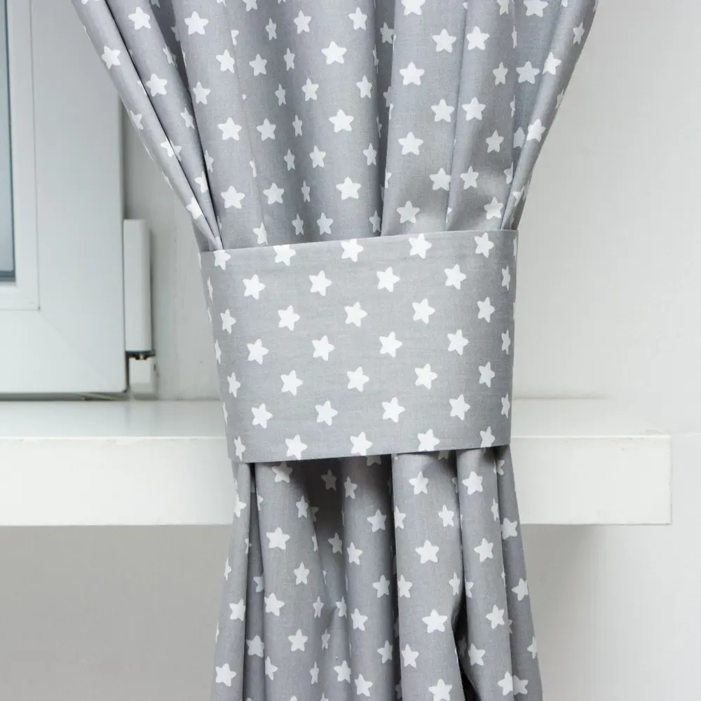 Фото 7 Комплект штор на шторной ленте для кухни Этель Звёзды 149x180 см цвет серый/серебристый Фото 7 Комплект штор на шторной ленте для кухни Этель Звёзды 149x180 см цвет серый/серебристый