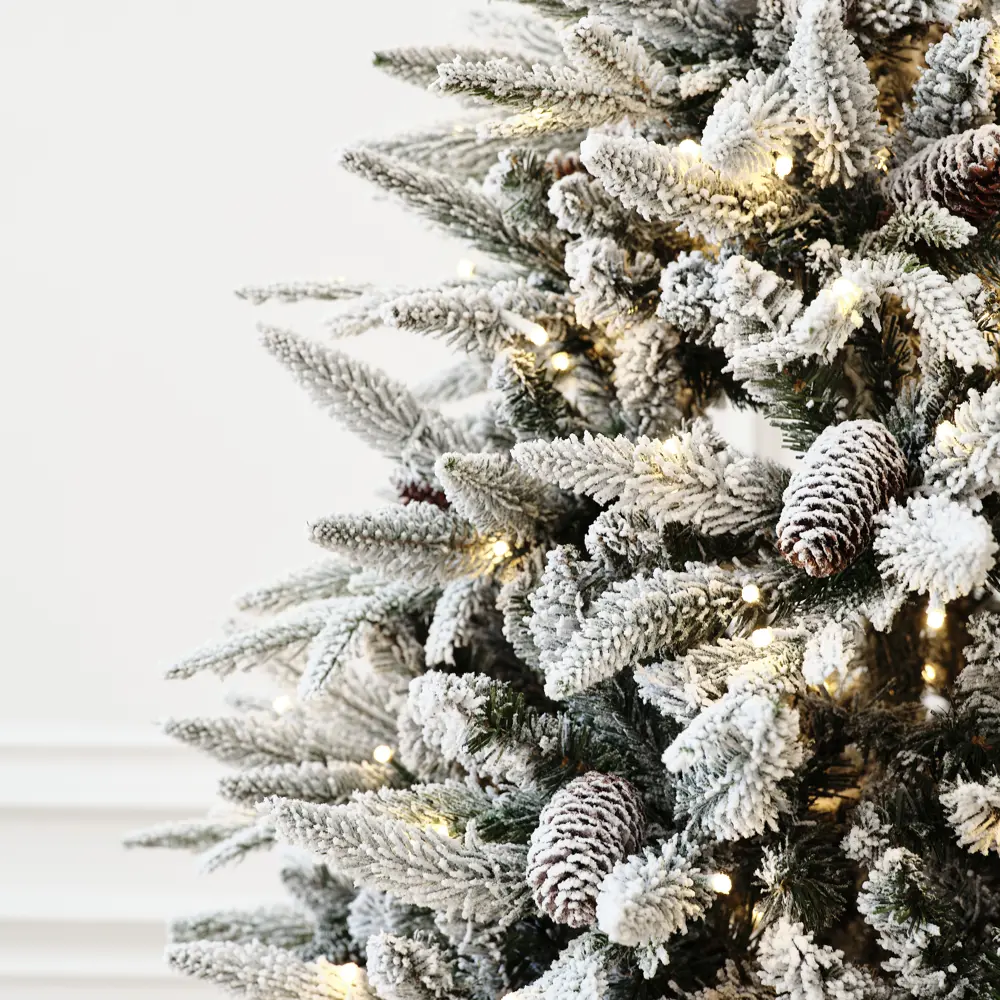 Фото 4 Ель новогодняя искусственная Binoshe Ile Grande LED 870 заснеженная с шишкой и подсветкой 270 см
