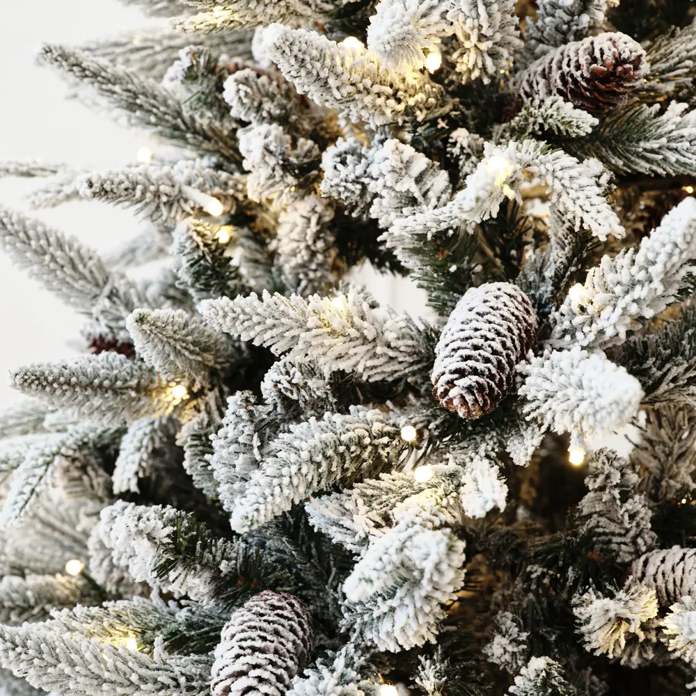Фото 5 Ель новогодняя искусственная Binoshe Ile Grande LED 870 заснеженная с шишкой и подсветкой 270 см