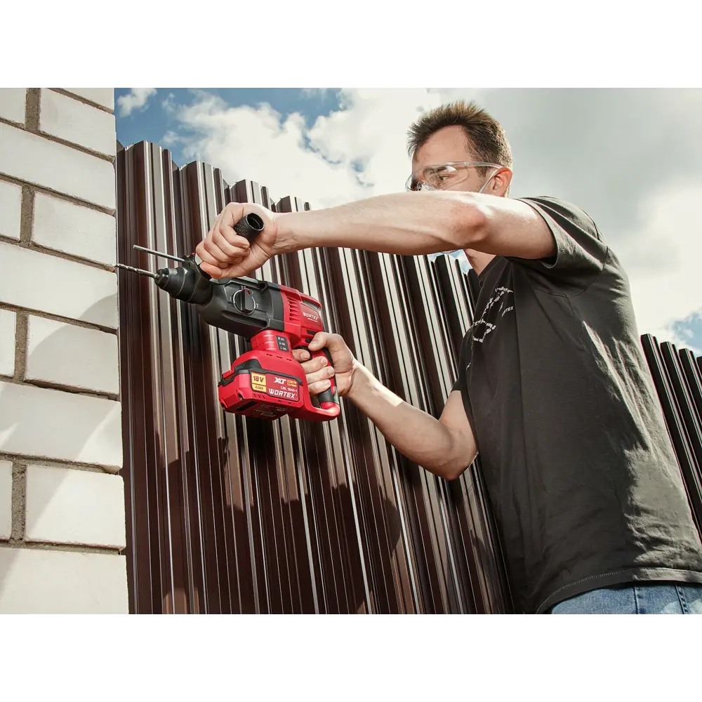 Фото 17 Перфоратор аккумуляторный бесщеточный SDS Plus Wortex CRH 1824-2 XLT Set, 18 В Li-Ion 1x4 Ач, 2.6 Дж