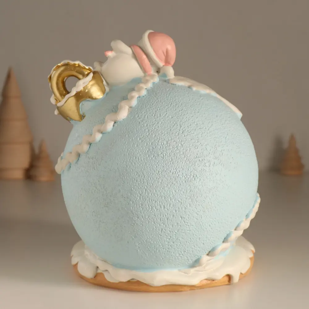 Фото 4 Электрическая светящаяся фигура Сима-Ленд 10323676 Пряничный домик елочный шар со снеговиками зефирный 17.5x16x18 см Фото 4 Электрическая светящаяся фигура Сима-Ленд 10323676 Пряничный домик елочный шар со снеговиками зефирный 17.5x16x18 см