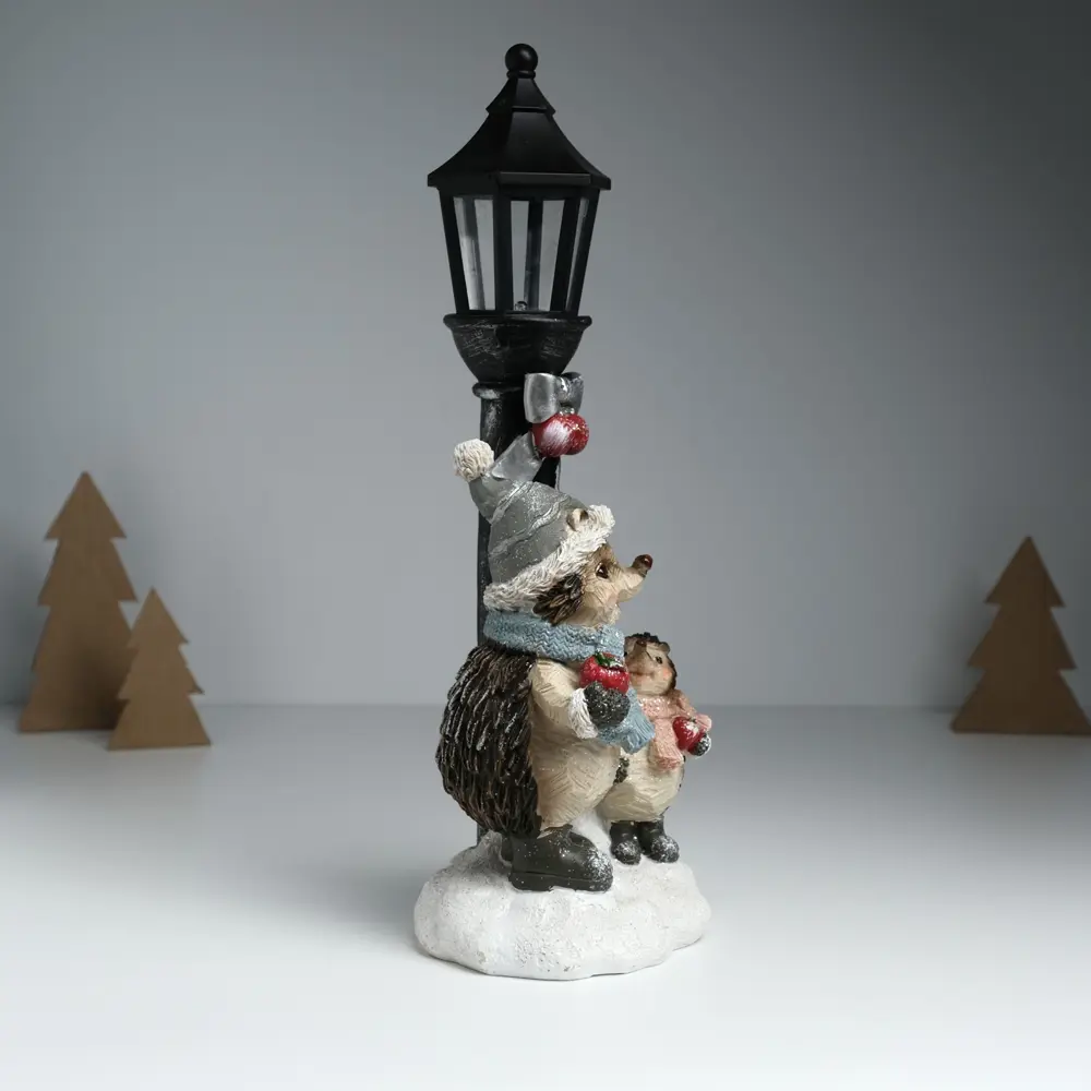 Фото 4 Электрическая светящаяся фигура Сима-Ленд 10325899 Ежики в зимних нарядах у фонарного столба 12.5x10.5x31.5 см Фото 4 Электрическая светящаяся фигура Сима-Ленд 10325899 Ежики в зимних нарядах у фонарного столба 12.5x10.5x31.5 см