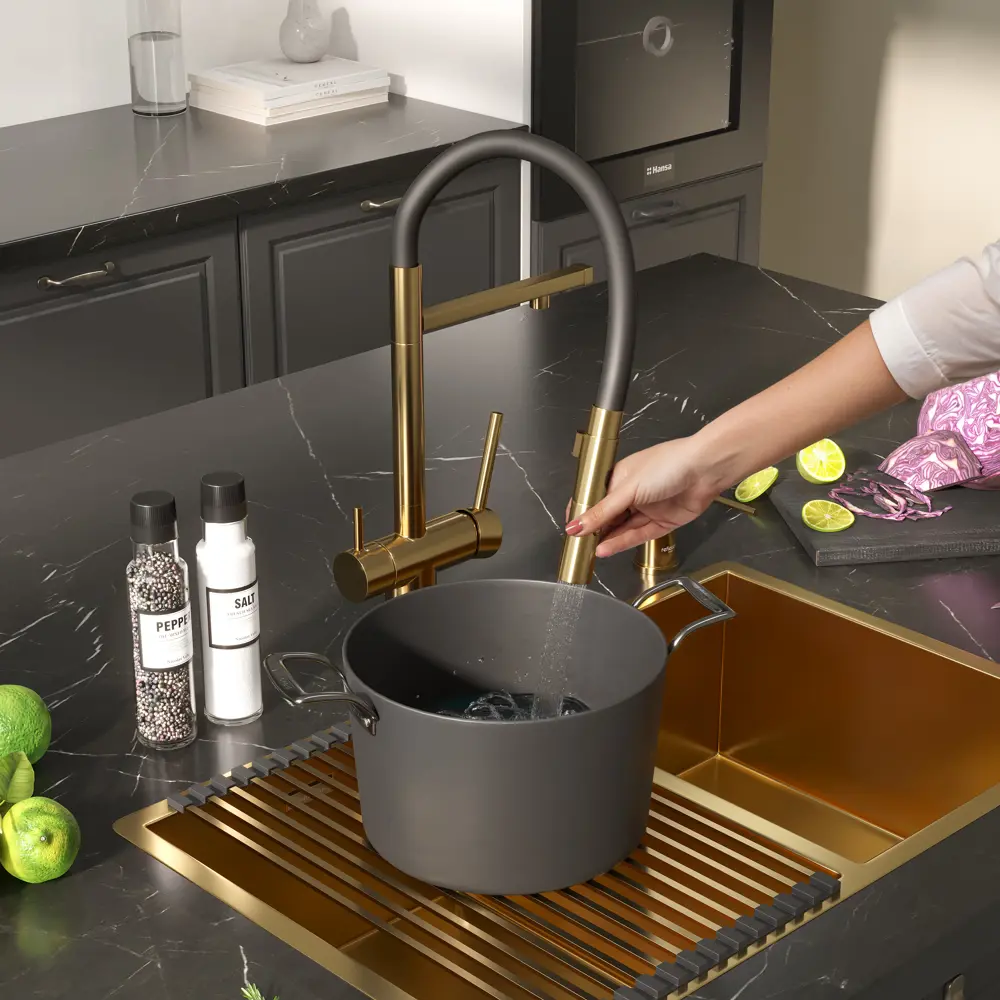 Фото 5 Смеситель Reflexion Lago RX9901GD для кухни с подключением к фильтру гибкий излив брашированное золото