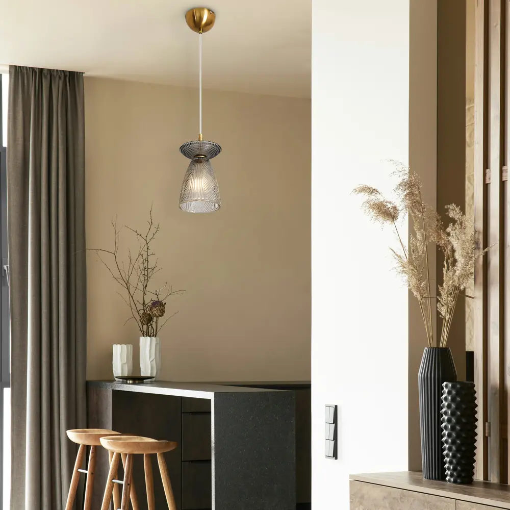 Фото 6 Светильник подвесной Freya Kaprissa Fr5562pl-01sm 1 лампа 2 м² цвет бронза Фото 6 Светильник подвесной Freya Kaprissa Fr5562pl-01sm 1 лампа 2 м² цвет бронза