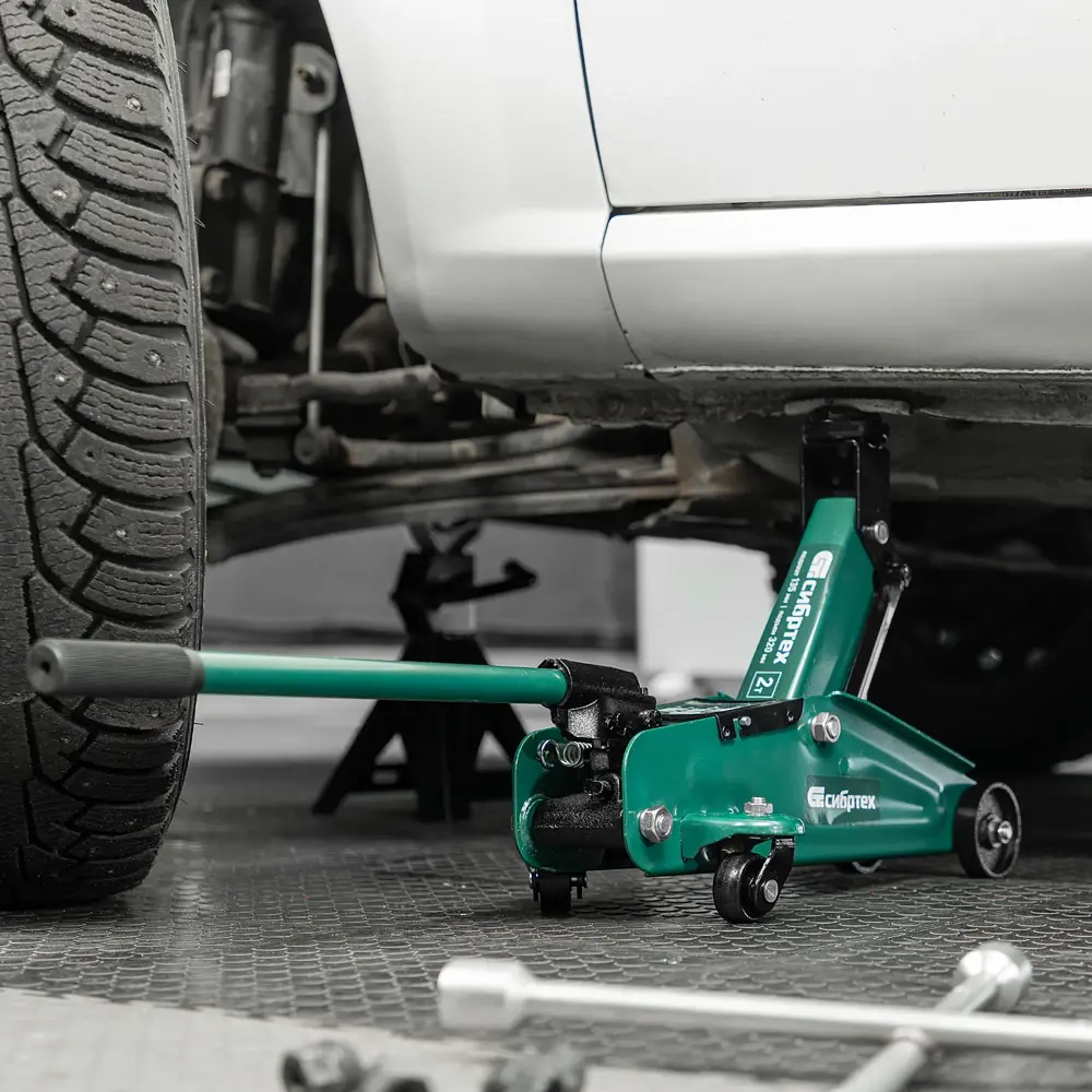 Фото 21 Домкрат подкатной гидравлический Сибртех 50835 до 2 т, 135-320 мм