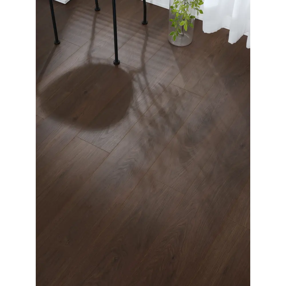 Фото 12 Ламинат Lamiwood Select Дуб Бурый 34 класс толщина 8 мм с фаской 1.90 м² цена за упаковку Фото 12 Ламинат Lamiwood Select Дуб Бурый 34 класс толщина 8 мм с фаской 1.90 м² цена за упаковку