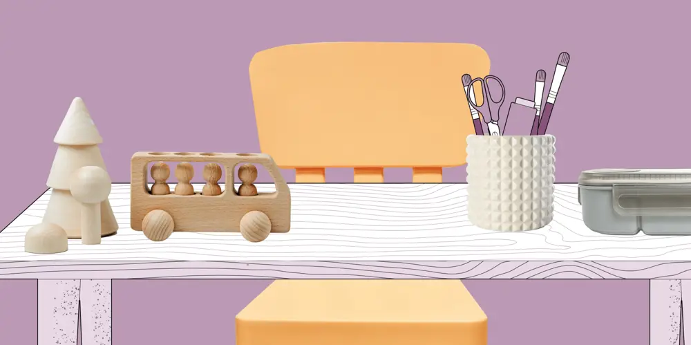 Детский столик с игрушками.