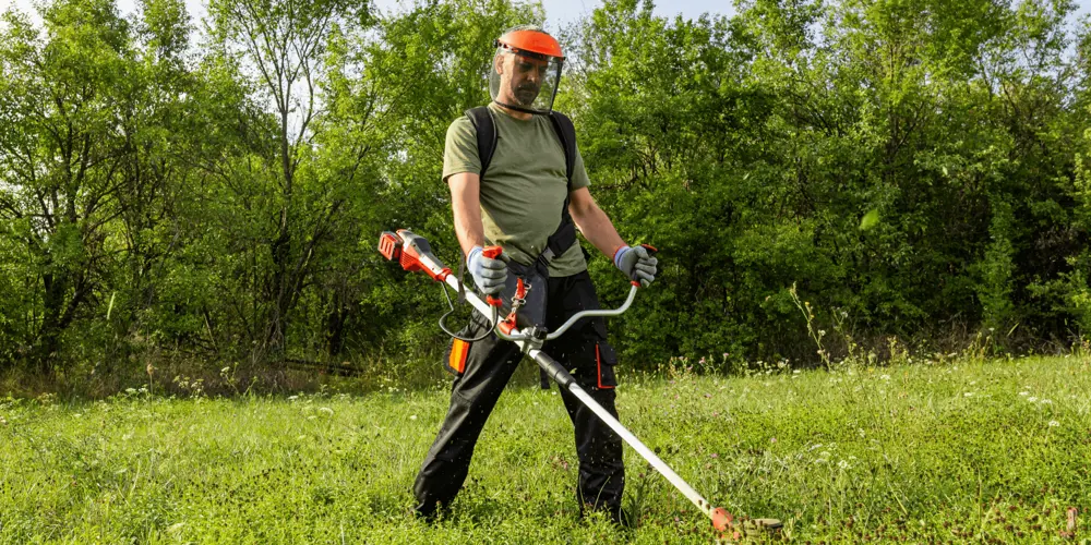 Работа с техникой на даче.