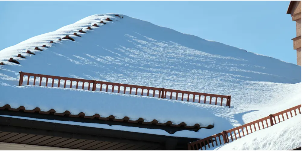 Зачем нужны снегозадержатели в частном доме.