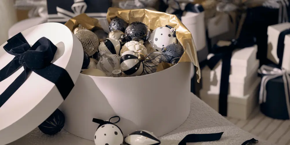 Новогодний декор в чёрно-белой гамме.