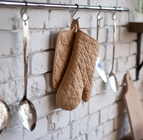 Кухня с кирпичной стеной