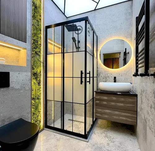 Стена насыщенного цвета в интерьере.