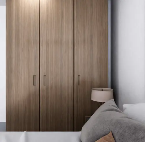 Деревянный шкаф в интерьере.