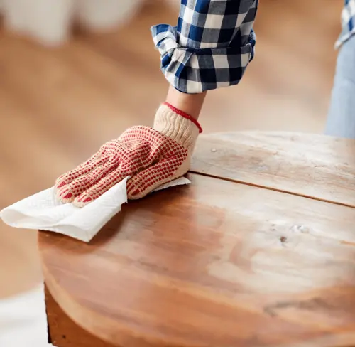 Покрытие столешницы лаком.