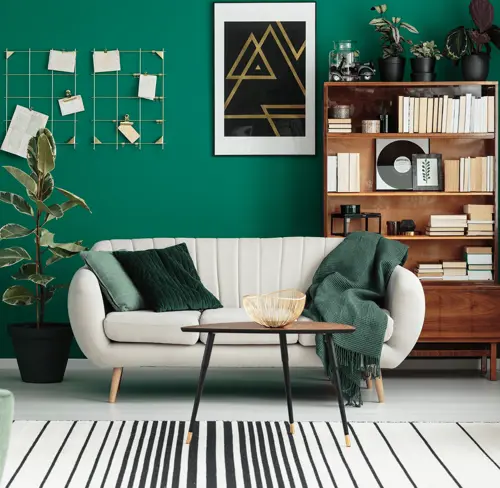 Белый акцентный диван в бирюзовом зале.