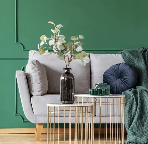 Гармоничное сочетание серого и зелёного.