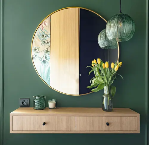 Элегантный светильник из зелёного стекла.