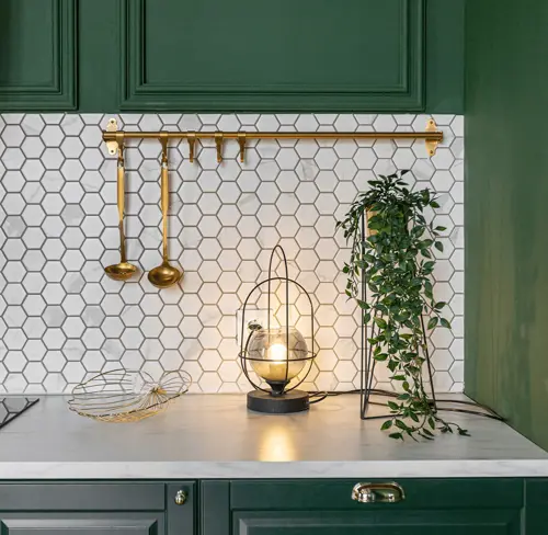 Изумрудный кухонный гарнитур в тон стенам.