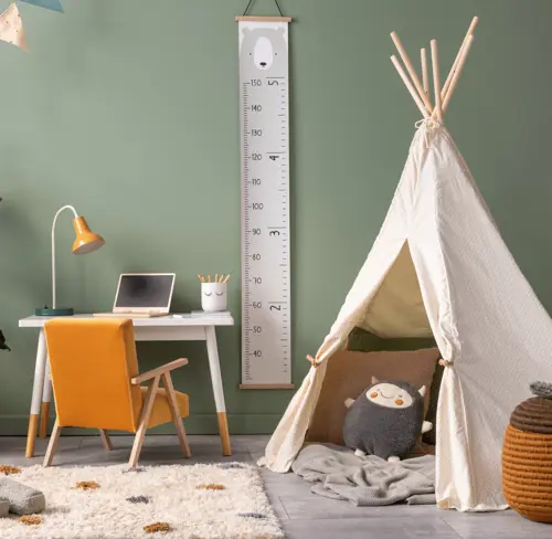 Спокойный интерьер для детской с вкраплениями изумрудного.