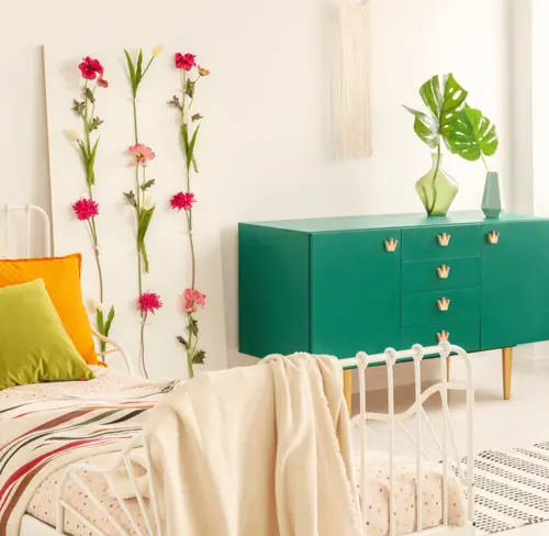 Изумрудный цвет украшает одну из стен в детской.