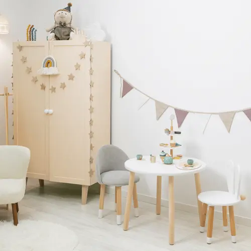 Уютная детская в бежевых тонах.