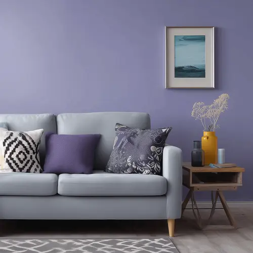 Холодный лиловый оттенок на стене в гостиной.