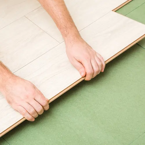 Панели ламината стыкуются горизонтально.