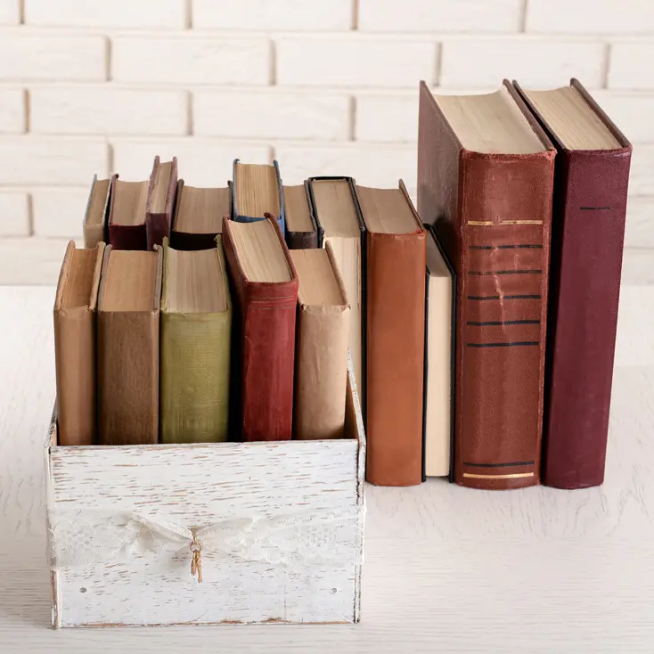 Ящик с книгами на полке