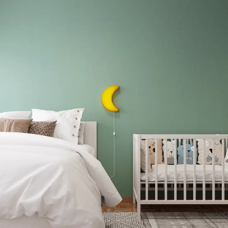 Детская кроватка в спальне родителей