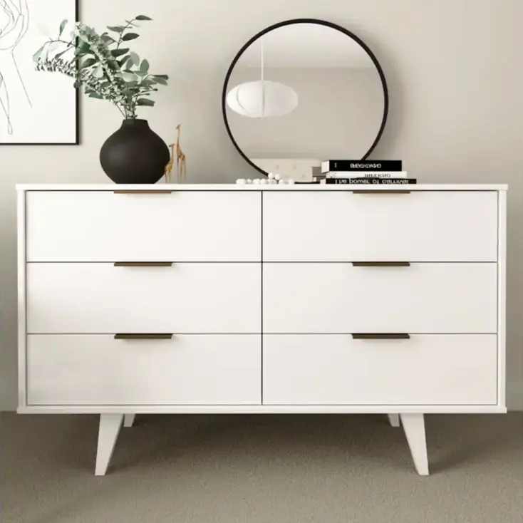 Белый комод на ножках.