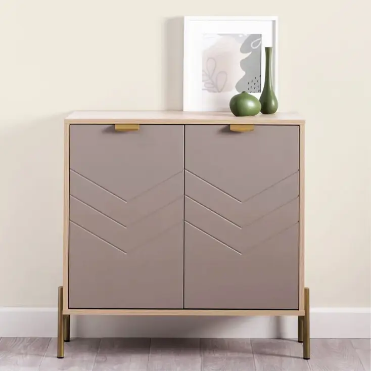 Комод с коричневыми дверцами.